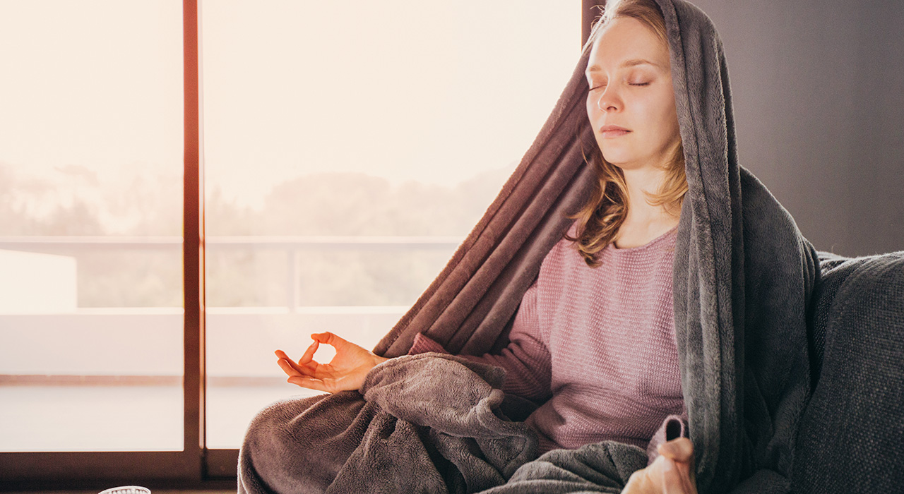 should-meditate-during-sickness-img woman meditating during sickness