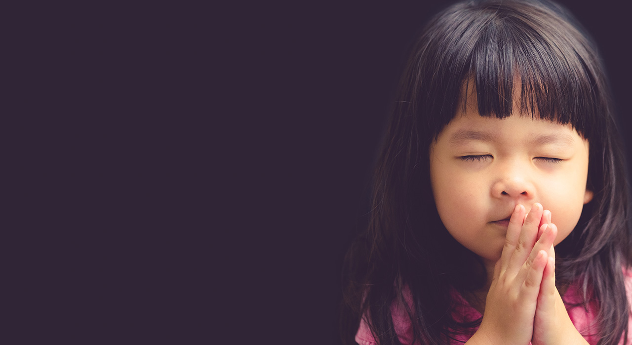 what-is-the-purpose-of-prayer-img girl practicing heartfulness prayer